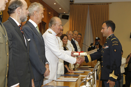El Monarca ha otorgado su diploma acreditativo al alumno que ha obtenido el número 1 de los no nacionales, teniente coronel de la Guardia Republicana de Portugal, Paolo Jorge Alves Silvério.