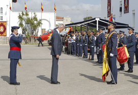 El ministro de Defensa saluda a la Bandera