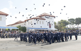 Morenés preside la entrega de despachos a los nuevos oficiales del Aire