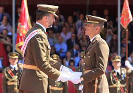 Los Príncipes de Asturias presiden la entrega de despachos en la AGM