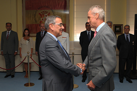 El ministro Pedro Morenes condecora a Francisco Cambra