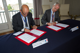 Los ministros de Defensa de Francia y España, Jean Yves Le Drian y Pedro Morenés, firman la Declaración común tras el Consejo Hispano-Francés de Defensa y Seguridad.