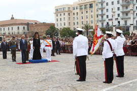 SM la Reina, junto al ministro y al AJEMA reciben los honores de ordenanza
