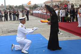 Doña Sofía entrega al comandante del ‘Juan Carlos I’, capitán de navío Antonio Piñeiro.