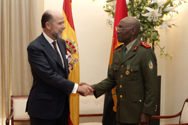 El secretario de Estado de Defensa, Pedro Argüelles, saluda al jefe de Estado Mayor de las Fuerzas Armadas angoleñas, el general de Ejército, Geraldo Sachipengo Nunda