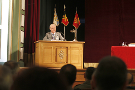 El ministro de Defensa destaca ante los alumnos de la Academia General Militar que la milicia es una profesión de valores