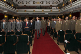 El ministro de Defensa destaca ante los alumnos de la Academia General Militar que la milicia es una profesión de valores