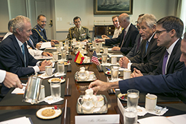 Morenés visita al secretario de Defensa de los EE UU, Chuck Hagel