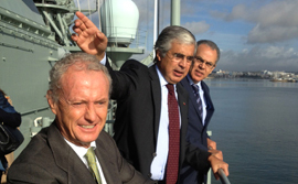 El ministro Pedro Morenes junto a los ministros de Portugal, José Pedro Aguilar, y de Marruecos, Abdellatif Loudiyi a bordo de la fragata Vasco de Gama