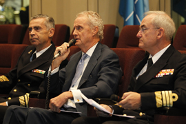 El ministro Pedro Morenés Eulate acompañado por el jefe del Estado Mayor de la Defensa, almirante general Fernando García Sánchez, y el comandante del Mando de Operaciones, almirante Teodoro López Calderón
