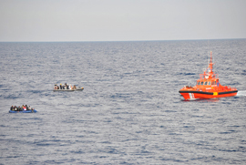 La fragata “Álvaro de Bazán” auxilia a inmigrantes en el mar de Alborán