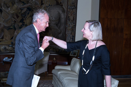 El ministro de Defensa Pedro Morenés, recibe en la sede de su Departamento, a la Embajadora Extraordinaria y Plenipotenciaria de Australia, Jane Marie Hardy
