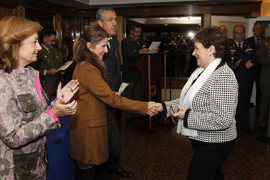 La subsecretaria de Defensa, Irene Dominguez-Alcahud, ha presidido hoy la entrega del VI Certamen de Pintura del Instituto Social de las Fuerzas Armadas (ISFAS)