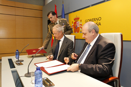 El ministro de Defensa, Pedro Morenés, y el rector de la Universidad Politécnica de Madrid, Carlos Conde, firman un acuerdo marco para la formación, investigación y desarrollo de actuaciones en materia de ciberdefensa.