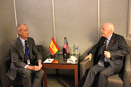 El ministro de Defensa, Pedro Morenés, durante su encuentro con el senador John McCain, en el transcurso del International Security Fórum de Halifax