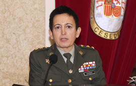 La teniente coronel del Cuerpo Jurídico Militar, Begoña Aramendía , durante su intervención