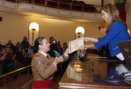 La soldado Sambra Bumedian ha recibido de manos de la ministra de Sanidad, Servicios Sociales e Igualdad, el Premio Idoia Rodríguez