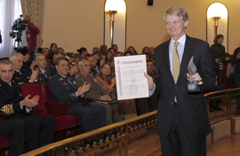 Morenés entrega el premio condedido a la iniciativa Hispano-Holandesa de Capacitación de Género en Operaciones, al embajador de los Paises Bajos en España