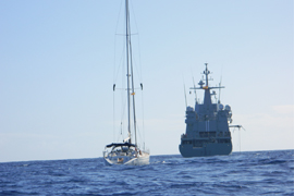 El Buque de Acción Marítima Rayo durante la operación
