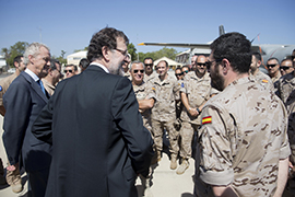 Rajoy y Morenés con las tropas españolas en Yibuti