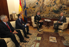 Las delegaciones española y estadounidense en un momento de la reunión.