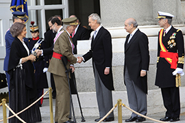 La Familia Real es cumplimentada por las autoridades a su llegada a Palacio