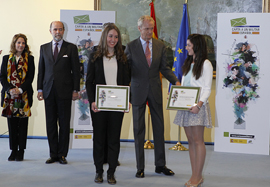 El ministro de defensa hace entrega del primer premio literario 'Carta a un militar' Cristina Escarpada de la Torre y a S.M.L.