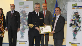 El Jefe del Estado Mayor de la Defensa, entrega el premio al director del instituto de educación secundaria 'Liceo Castrense'