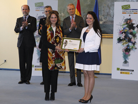 La Subsecretaria de Defensa entrega el premio a la finalista Cyinthia Clemente González