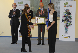 La Subsecretaria de Defensa entrega el premio a la finalista Mariana de la Rosa Azaña