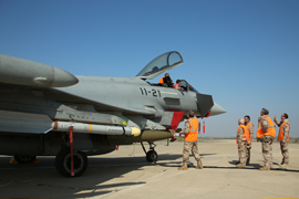 Morenés ha asistido desde la cabina de un avión C-295 del Ala 35 al reabastecimiento en vuelo de cazas F-18 que formaban parte de una misión de ataque