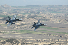 Morenés ha asistido desde la cabina de un avión C-295 del Ala 35 al reabastecimiento en vuelo de cazas F-18 que formaban parte de una misión de ataque