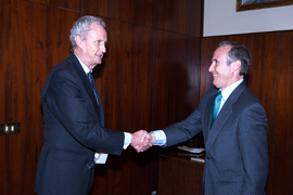 Pedro Morenés saludando al presidente del Observatorio de la Vida Militar D. Víctor Torre de Silva