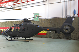 El SEDEF y el JEME asisten a la entrega de dos helicópteros 'EC-135'