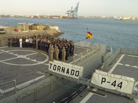 Buque de acción marítima BAM ‘Tornado’ en la operación Atalanta, fotografía con la tripulación.