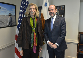 El secretario de Estado de Defensa, Pedro Argüelles, junto a Christine H. Fox, la número dos de Defensa de los Estados Unidos en el Pentágono.