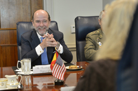 El secretario de Estado, Pedro Argüelles, visita el Pentágono