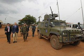 Morenés visita a las tropas en la República Centroafricana y Gabón