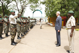 Pedro Morenés visita a las fuerzas españolas destacadas en Malí