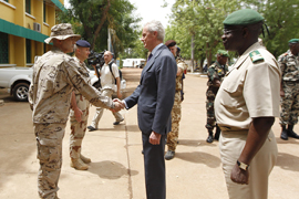 Pedro Morenés visita a las fuerzas españolas destacadas en Malí