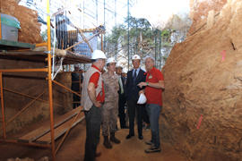 Morenés visita la base ‘Cid Campeador’ y los yacimientos de Atapuerca