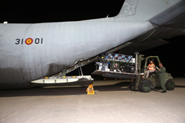 Carga del equipo de medicalización durante la pasada madrugada para su rápida instalación en el aparato de transporte Hércules C-130