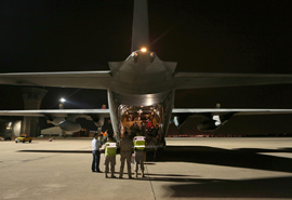 Avión de transporte Hércules C-130 medicalizado, durante la pasada madrugada, en la base aérea de Torrejón antes de volar a  Freetown (Sierra Leona)