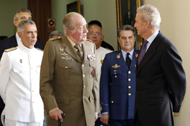 El Rey Juan Carlos I junto al ministro  de Defensa Pedro Morenés