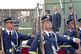 El ministro de Defensa, Pedro Morenés preside el desfile de los alumnos de la Academia Básica del Aire en Leon
