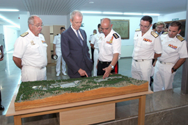 El ministro de Defensa, Pedro Morenés, acompañado por el AJEMA, almirante general de la Armada Jaime Muñoz-Delgado atendienden al director de la EIMGAF, coronel de Infantería de Marina Rafael Roldán Tudela
