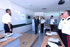 El ministro de Defensa, Pedro Morenés, acompañado por el AJEMA, almirante general de la Armada Jaime Muñoz-Delgado atendienden al director de la EIMGAF, coronel de Infantería de Marina Rafael Roldán Tudela