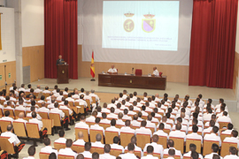 El ministro de Defensa, Pedro Morenés,se dirige a los nuevos alumnos en el salón de actos durante la inauguración del curso