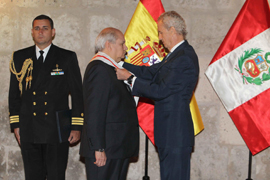 Gran Cruz del Mérito Militar al ministro peruano de Defensa