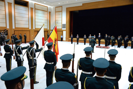 Morenés visita Japón para estrechar lazos en materia de defensa